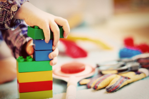 Kinderhand mit bunten Bauklötzen